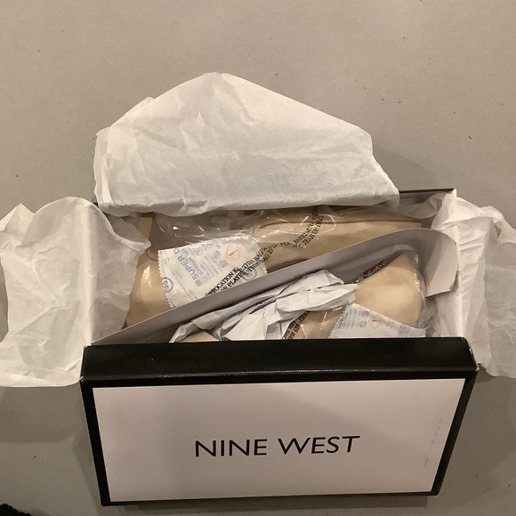 Nine West Quan Light Natural Suede Pointed Toe Low Heel Pumps Size 9M - Picture 10 of 10